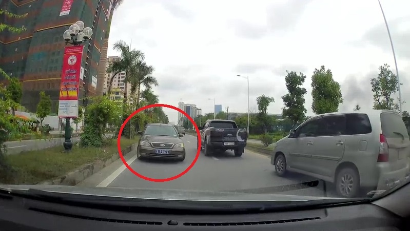 Di nguoc chieu, xe bien xanh bi ep lui hang tram met o Ha Noi hinh anh