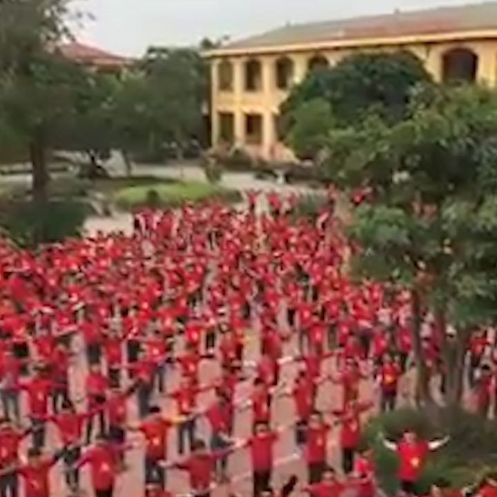 Hoc sinh mac ao co do sao vang nhay flashmob tiep lua DT Viet Nam hinh anh