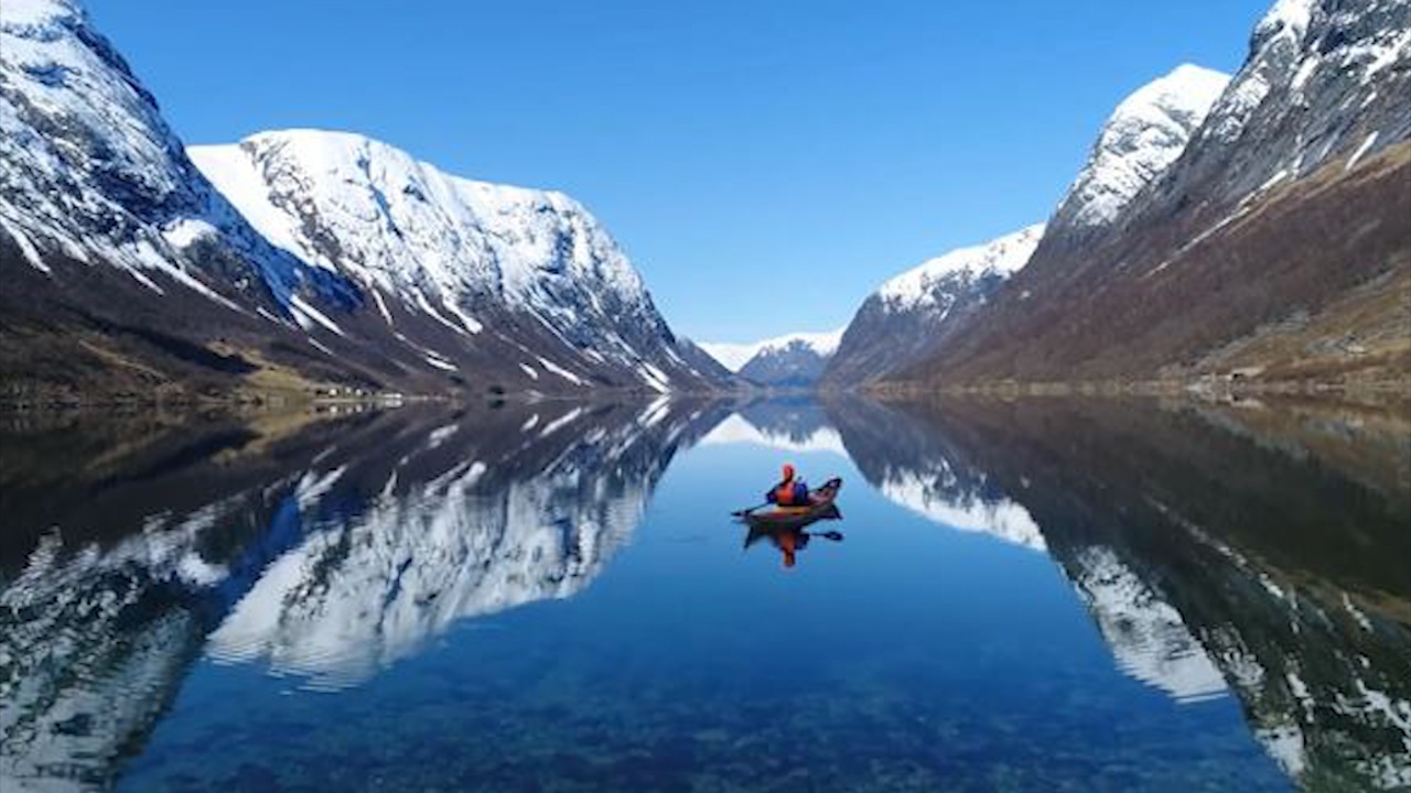 Ngam nhin canh nui non xanh ngat o Na Uy bang thuyen kayak hinh anh