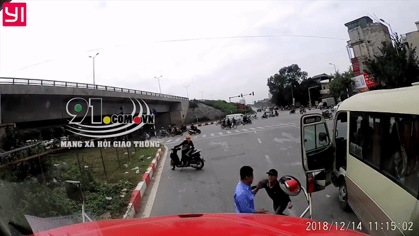 Tat dau xe tai, tai xe xe khach bi 'len goi' giua duong hinh anh