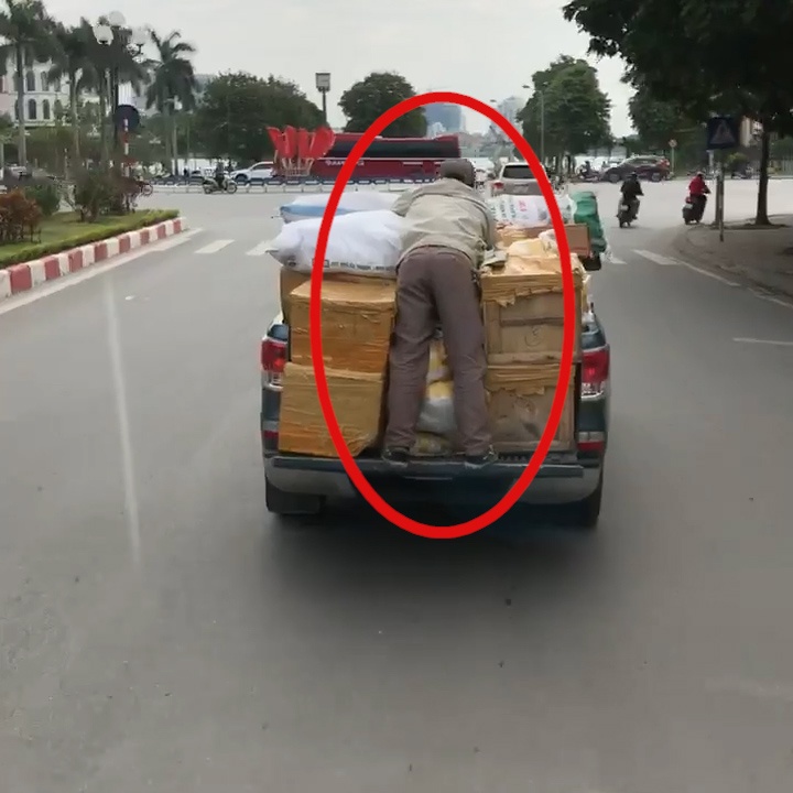 Dung sat mep xe cho hang cheo leo tren duong hinh anh