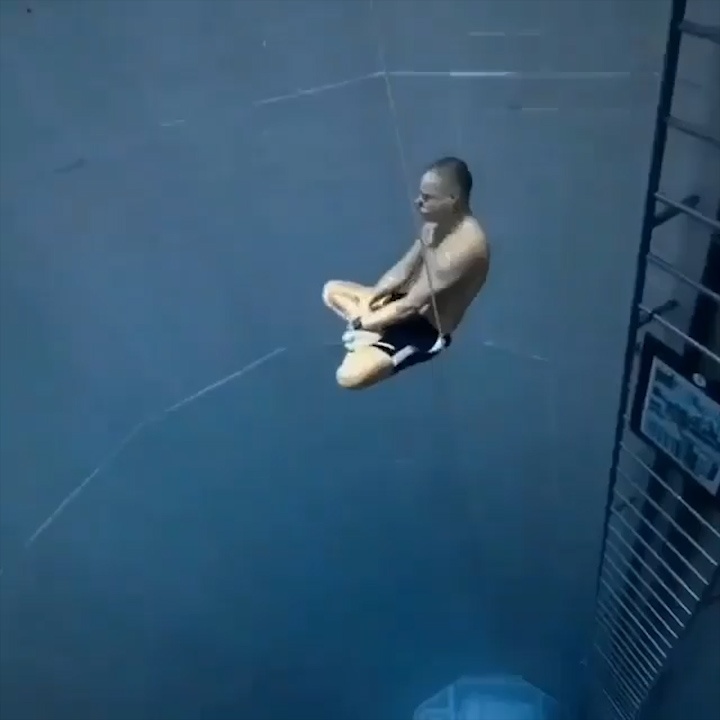 Lan xuong day ho nuoc sau 33 m trong tu the ngoi thien hinh anh