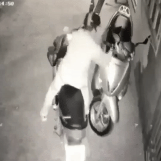 Giat bung nap xe may, trom cuc IC nhanh nhu chop o Ha Noi hinh anh