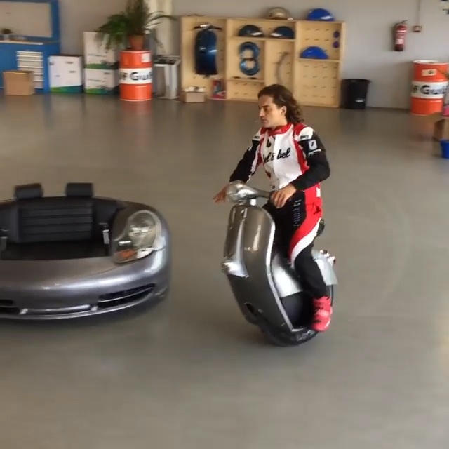 Chiec xe Vespa mot banh cuc 'chat' su dung dong co dien hinh anh