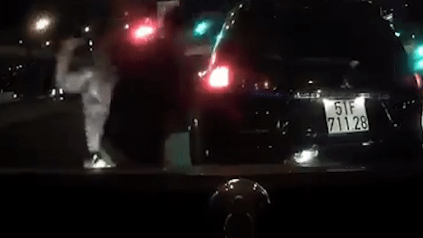 Lui xe gay va cham, tai xe con xuong danh lien tuc vao nan nhan hinh anh