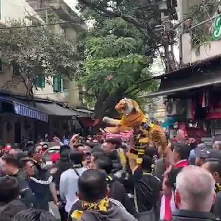 CDV Malaysia dang hat ho tung bung tren cac con pho Ha Noi hinh anh