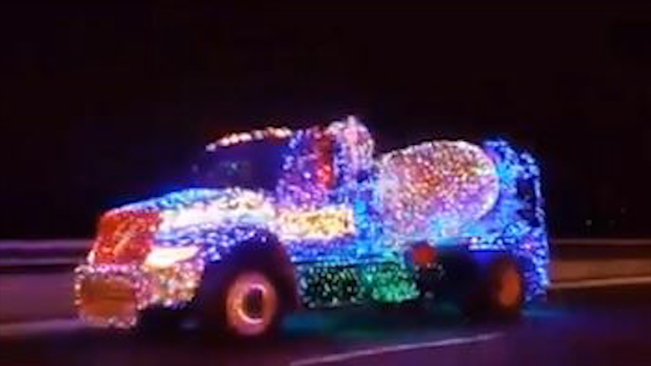 Xe bon tron be tong giang den LED don giang sinh hinh anh