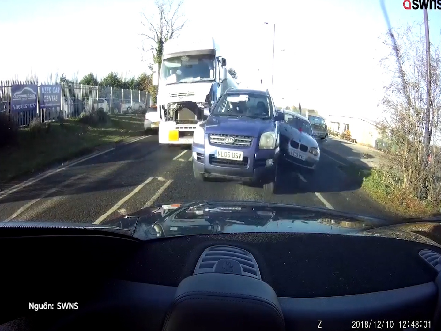 Xe tai vuot au, dam lien hoan vao oto cung chieu hinh anh