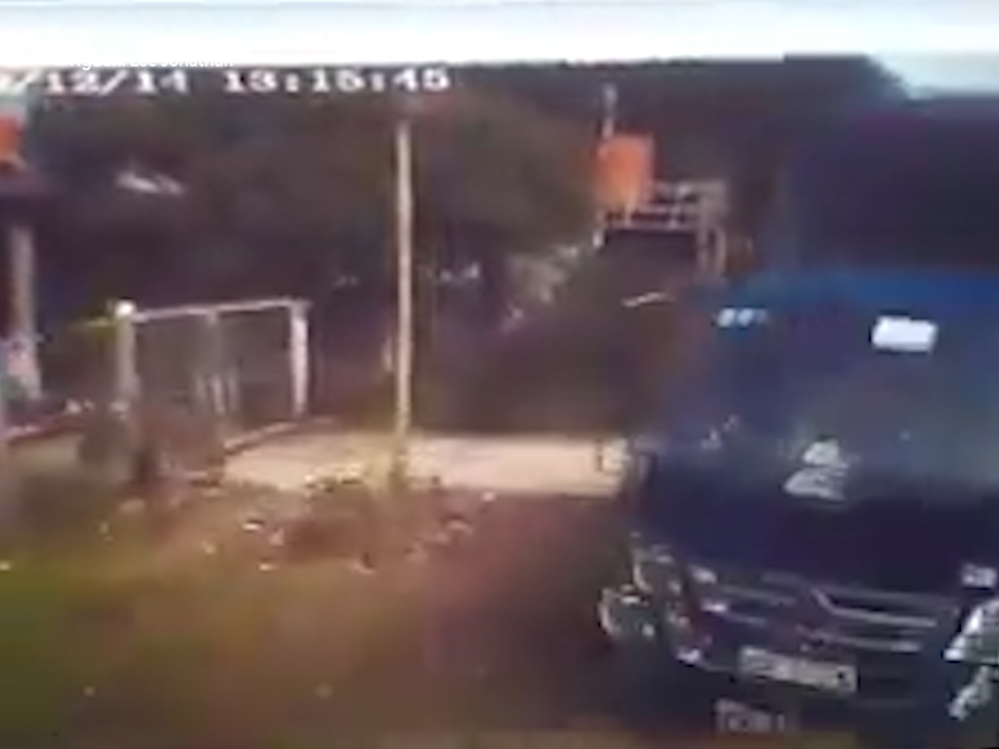 Danh lai ne xe may, tai xe dam truc dien xe tai ben duong hinh anh