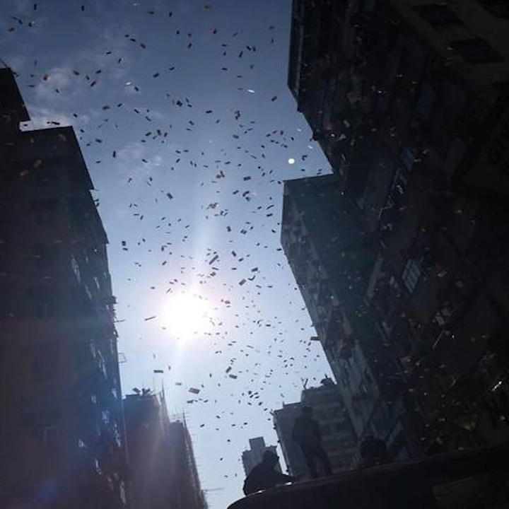 Dai gia Hong Kong rai tien chia cho nguoi ngheo hinh anh