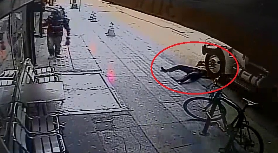 Nguoi dan ong thoat chet than ky duoi banh xe tai o My hinh anh