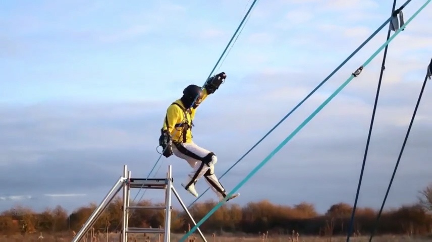 Thiet bi di chuyen tren khong nhu nguoi nhen hinh anh