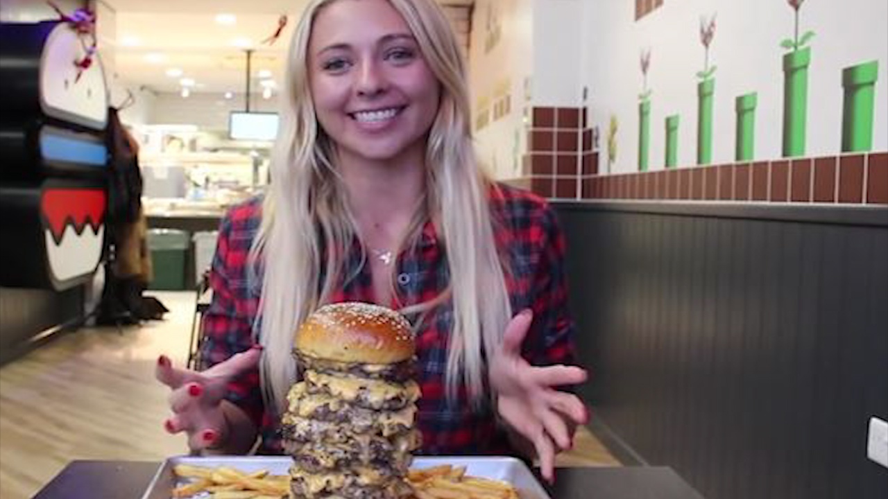 Co gai thu thach an hamburger 9 lop thit trong 22 phut hinh anh