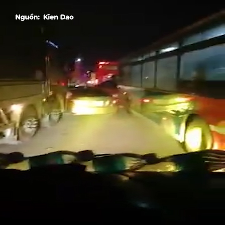 Vuot au, oto bi 2 xe lon ep chat giua duong hinh anh