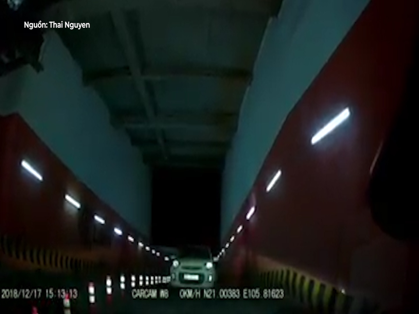 Tai xe oto cho xe chay nguoc lan trong duong len ham xe hinh anh