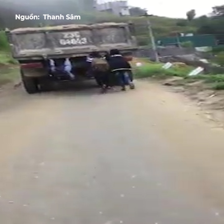 Hoc sinh tieu hoc du sau xe tai cho day cat hinh anh