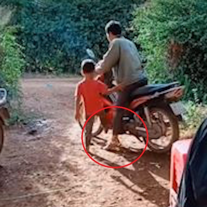 Tre con nghich xe may khien tai xe nga nhao hinh anh