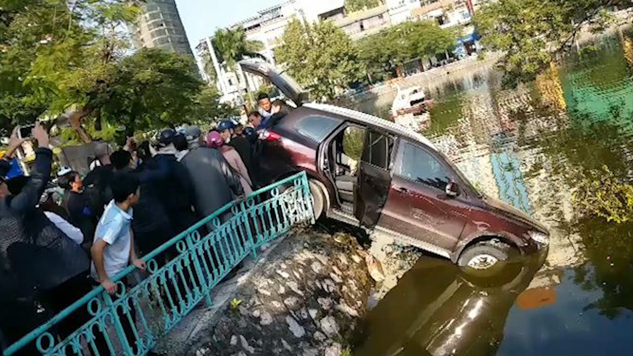 Oto lao qua dai phan cach, 'cam dau' xuong ho Truc Bach o Ha Noi hinh anh