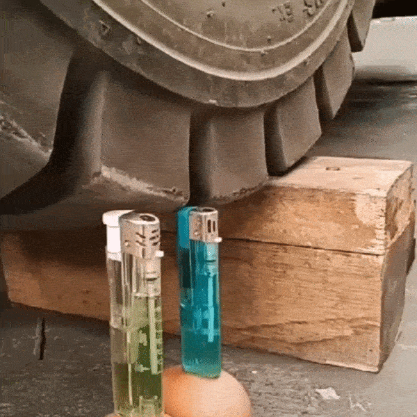 Dung banh xe tai bat lua ca 2 hop quet dang dung tren qua trung hinh anh