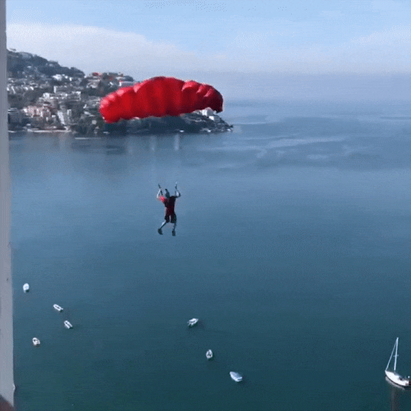 Pha nhay du nguy hiem tu noc toa nha hinh anh