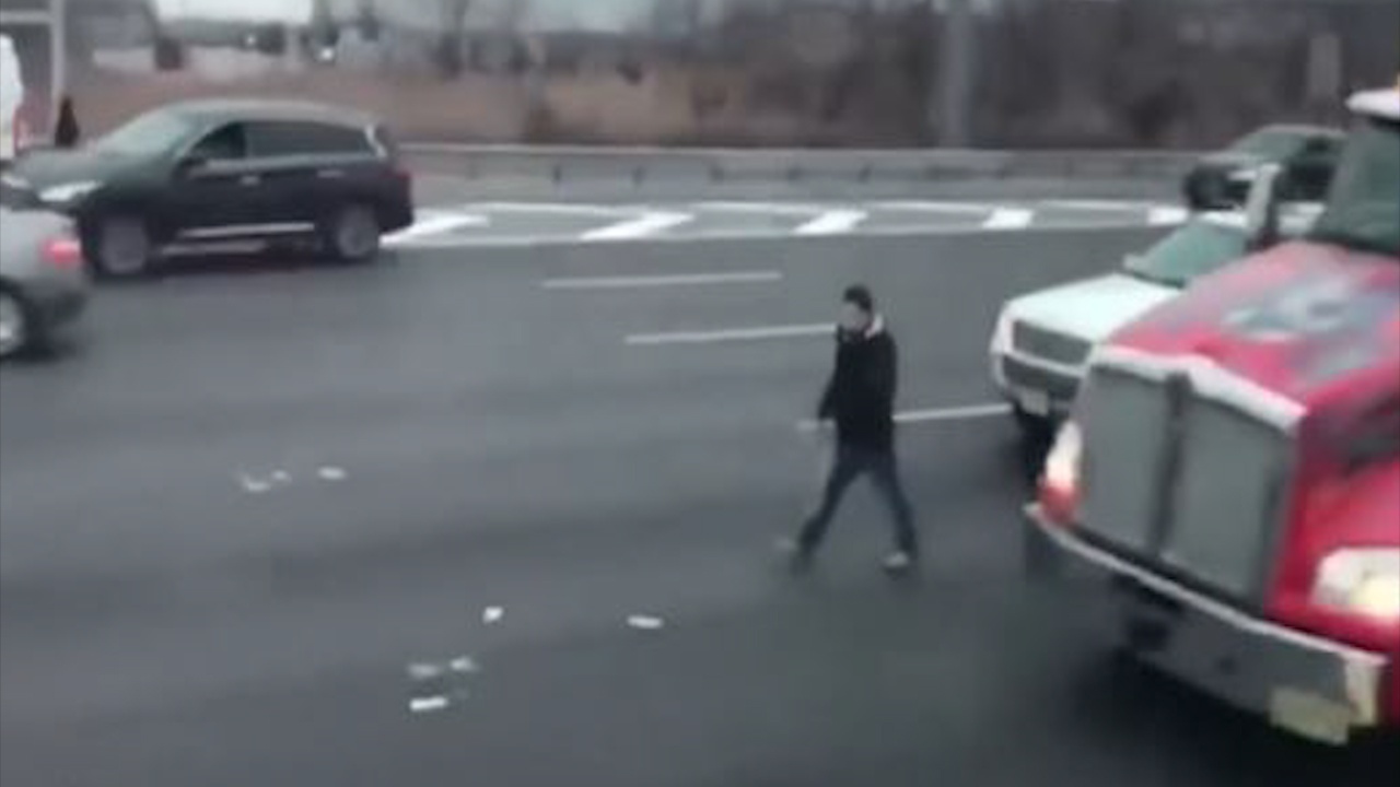 Xe cho tien bung cua, cao toc My hon loan hinh anh