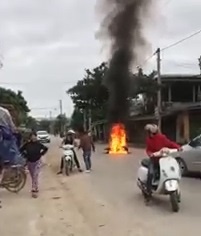 Va cham giao thong, thanh nien goi ban mang xang den dot xe nguoi khac hinh anh