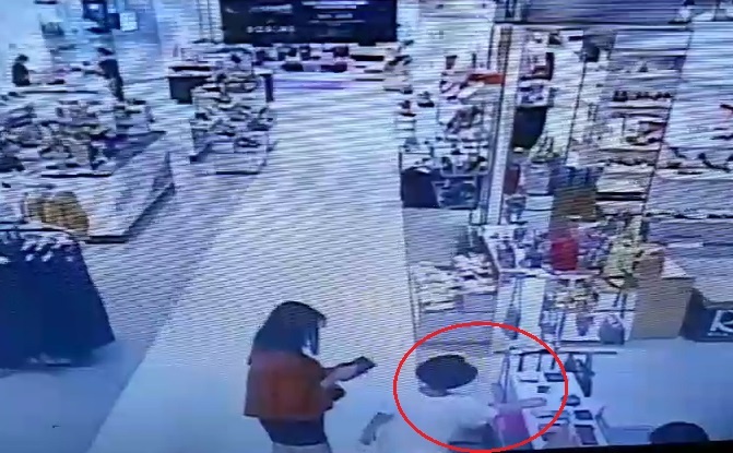 Dan canh cho tre em trom vi trong trung tam mua sam o TP.HCM hinh anh