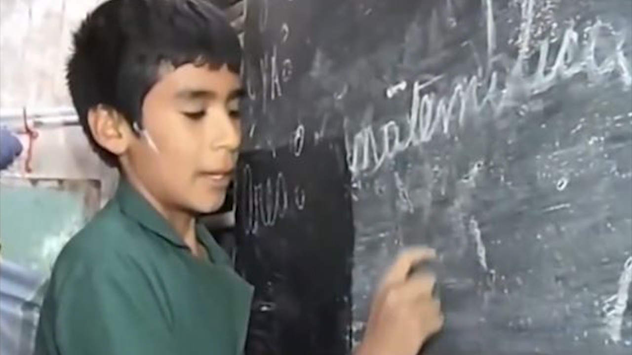 Cau be 12 tuoi tu lap truong hoc, lam hieu truong hinh anh