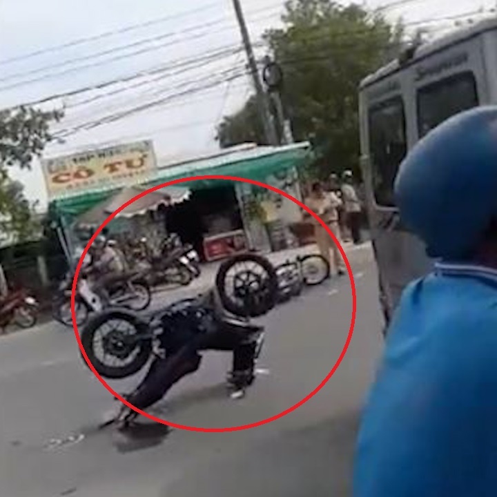 Hien truong tai nan oai oam, xe may chong nguoc 2 banh len troi hinh anh