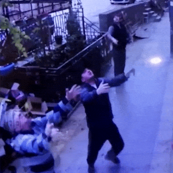 Hai tai xe bat gon be gai roi tu cua so tang 5 hinh anh