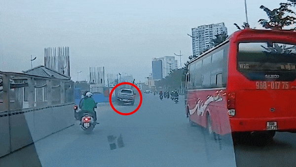 Oto bat ngo dam sam vao cong truong nat ca dau hinh anh