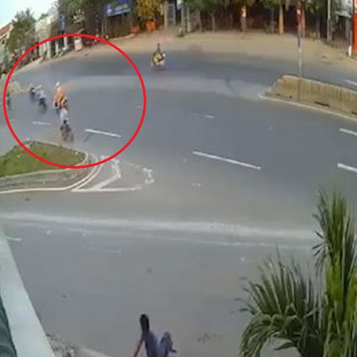 Qua duong au, 2 xe may va cham manh hinh anh