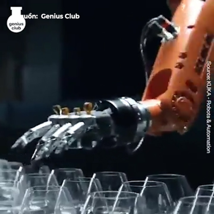 Robot hoa tau am nhac tren mieng ly cung nghe sy hinh anh