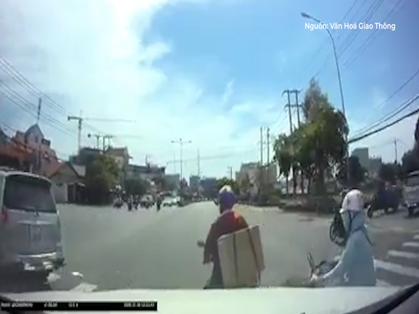 Vuot khong nhin den tin hieu, tai xe bi tong nga ra mat duong hinh anh