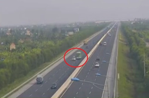 Xe khach danh lai tranh oto no lop giua cao toc Ha Noi – Hai Phong hinh anh