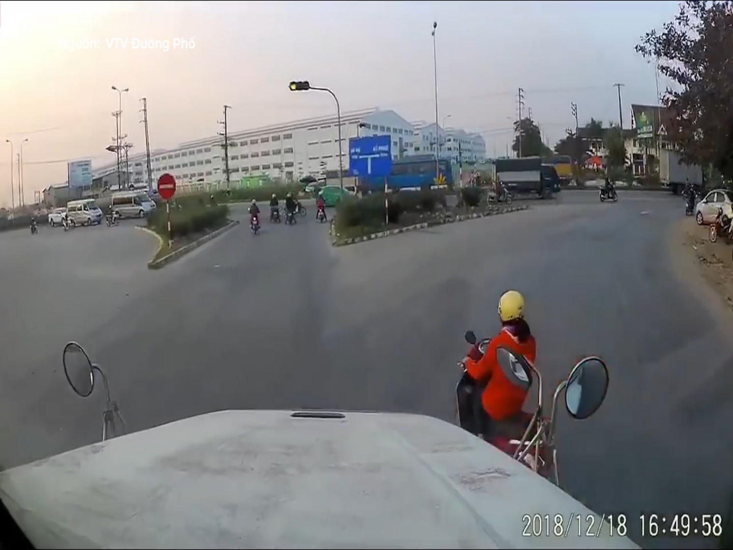 Tat dau container, nu tai xe thoat chet trong gang tac hinh anh