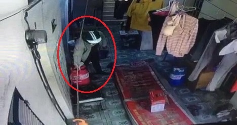 Thanh nien ung dung mo khoa trom binh ga giua ban ngay o Ha Noi hinh anh