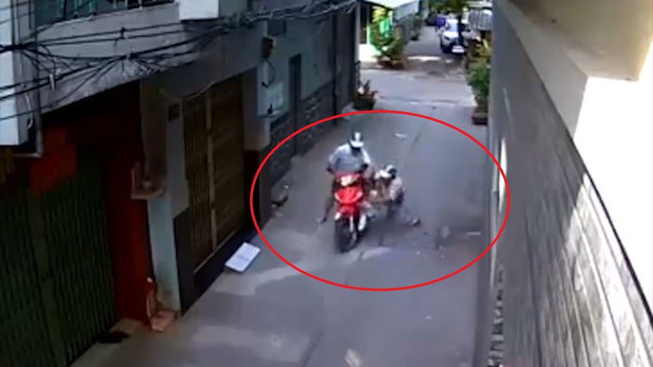 Lai xe om bat luc chong tra ke cuop xe o Sai Gon hinh anh