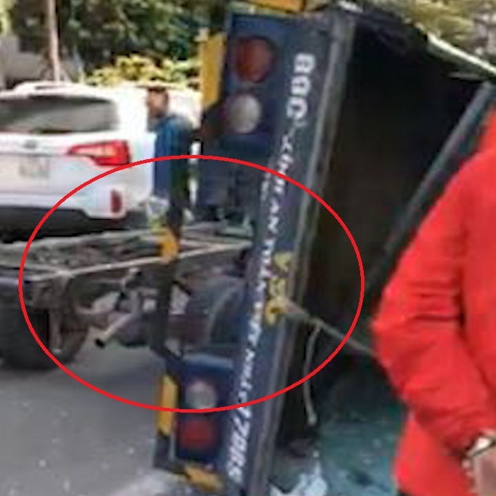 Om cua gap, xe tai bi lat thung hang khien kinh vo vang khap duong hinh anh