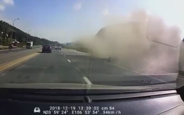 Xe khach lao vao dai phan cach, hanh khach dap kinh thoat than hinh anh