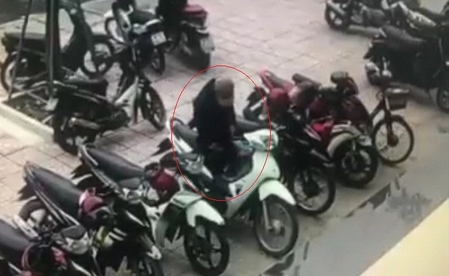 Ten trom than nhien be khoa xe may truoc sanh ngan hang dong khach hinh anh