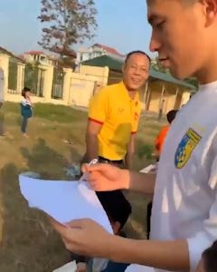 Dinh Trong nhanh tri nhan minh la bac si de tranh vong vay cua fan nhi hinh anh