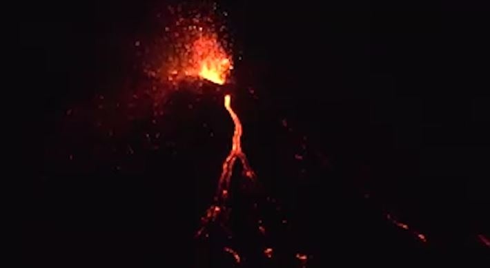 Canh tuong nui lua Etna o Italy phun trao dung nham do ruc hinh anh