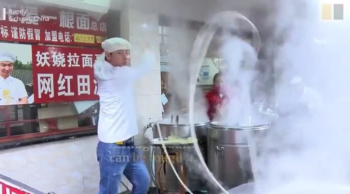 Dau bep nhay mua cuong nhiet voi soi my hinh anh