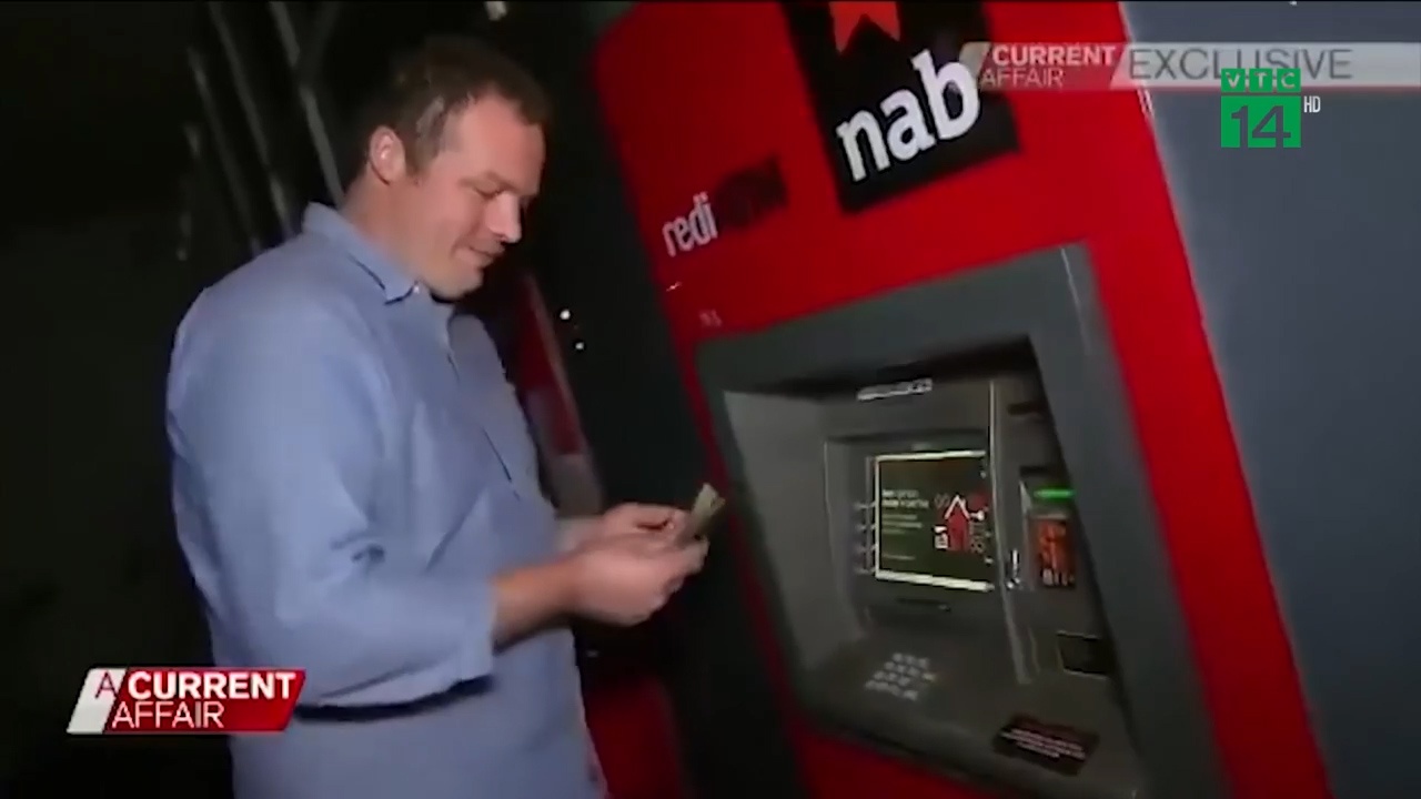 Chang trai song nhu dai gia vi duoc thoai mai rut tien tai ATM loi hinh anh