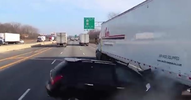 Oto mat lai, dam thang vao container hinh anh