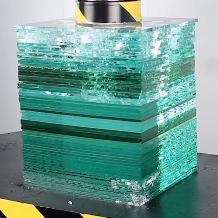 Cac mieng thuy tinh vo vun dep mat khi bi ep voi luc 100 tan hinh anh