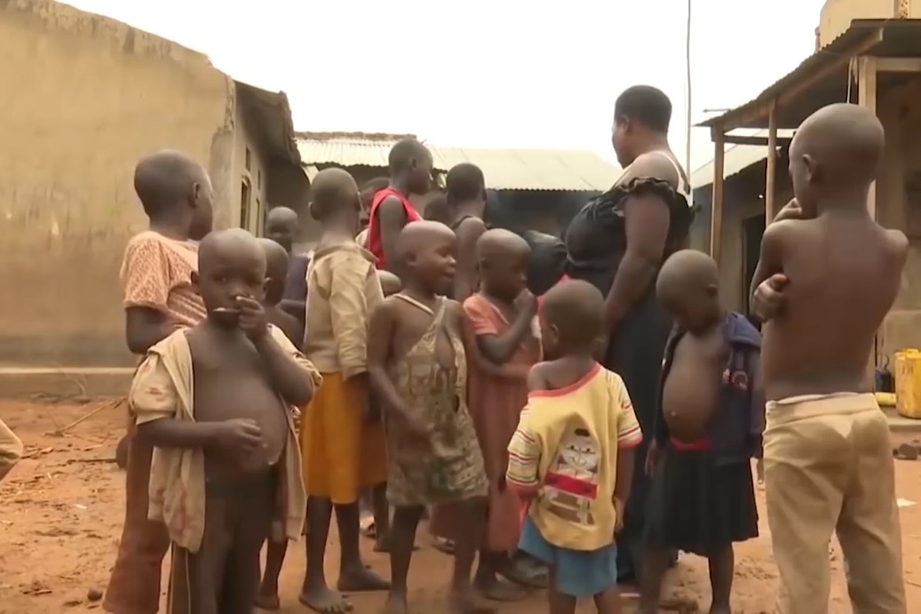 Nguoi phu nu 18 nam sinh 44 dua con o Uganda hinh anh