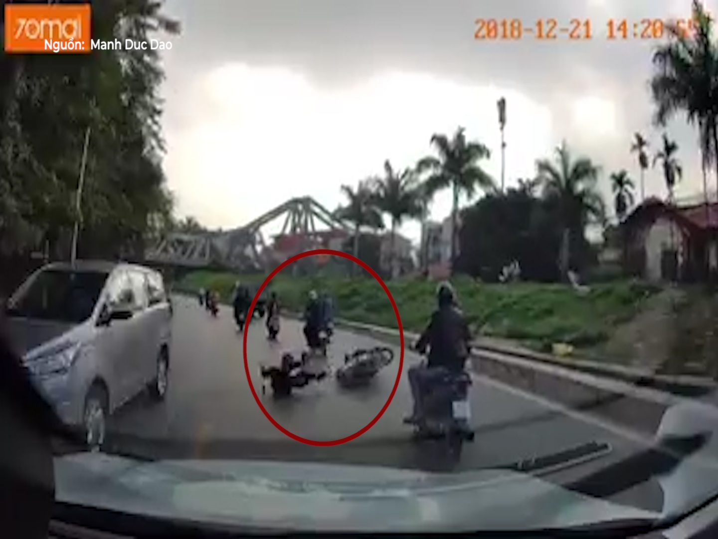 Tai xe lang lach, va quet voi nguoi di duong roi bo chay hinh anh