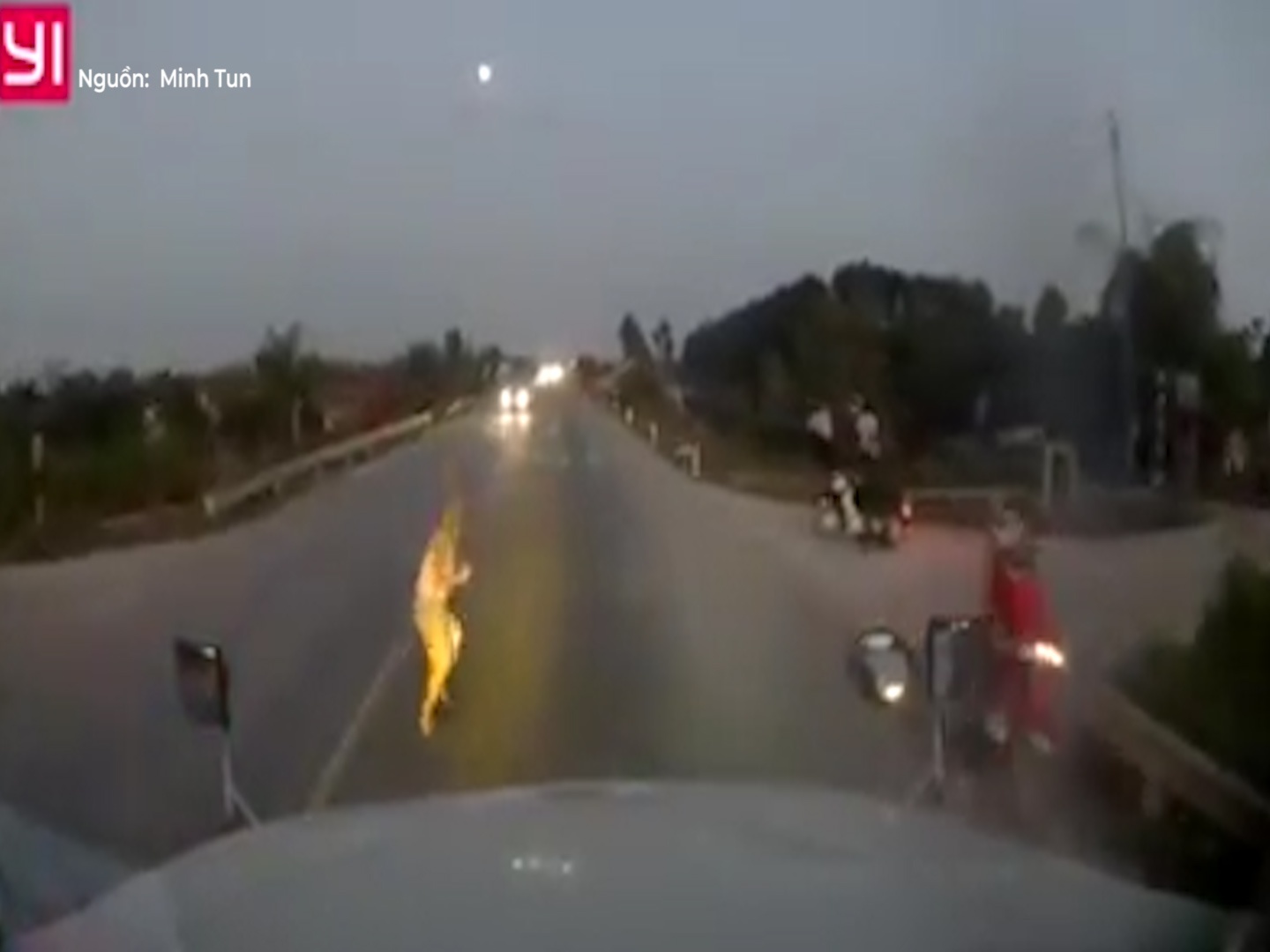 Ong cu thoat chet than ky khi qua duong au truoc dau container hinh anh